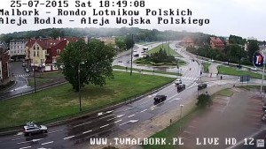 Cinquecento uderzył w autobus MZK na Alei Wojska Polskiego w Malborku. Pijany kierowca zbiegł i pozostawił samochód i ... pasażerów -  25.07.2015