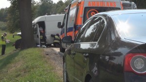 AUTEM DOSTAWCZYM UDERZYŁ W DRZEWO. MĘŻCZYZNA Z POWAŻNYMI OBRAŻENIAMI TRAFIŁ DO SZPITALA - 07.08.2015