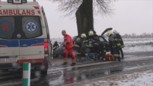 Przezmark. Tragedia na drodze. Zginęła młoda kobieta, jej dziecko walczy o życie. 19-letni kierowca nie miał uprawnień – 13.12.2015