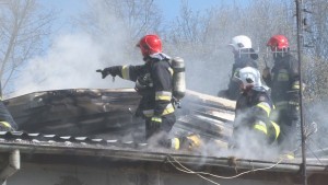 Pożar pałacu w Polaszkach. Na miejscu pracowało 10 zastępów straży pożarnej – 15.04.2016