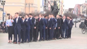 Polonez maturzystów I LO Malbork na fontannie w centrum miasta - 28.02.2017