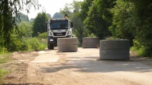 Uważaj na betonowe kręgi na Wielbarku. Szykany mają ograniczyć prędkość samochodów ciężarowych  – 20.06.2017