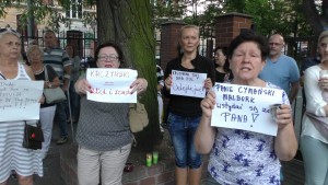 "Kaczyński = obłęd i zemsta", "Panie Cymański Malbork wstydzi się za Pana". Protest przed Sądem Rejonowym w Malborku - 20.07.2017