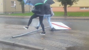 Ściął znak i uciekł. Policja szuka sprawcy. Zobacz nagranie z kamery -  16.09.2017 