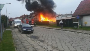 Policjanci zauważyli pożar, ewakuowali mieszkańców i psa.  Strażacy walczyli z ogniem przy Gałczyńskiego w Malborku - 30.11.2017