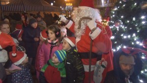 Sztum: Choinka rozbłysła na pl. Wolności. Mikołaj nie zawiódł dzieci – 06.12.2017