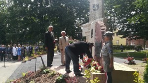 Uroczyste odsłonięcie pomnika pamięci narodowej w Nowym Stawie poświęconego Związkowi Polaków „Młody Las”