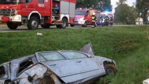 Pijany kierowca stracił panowanie nad autem i dachował. Sprawę pada policja. 