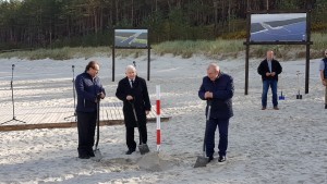 Prezes PiS Jarosław Kaczyński w Nowym Świecie wbił symboliczną pierwszą łopatę w miejscu budowy kanału. Przekop Mierzei Wiślanej rozpoczęty.