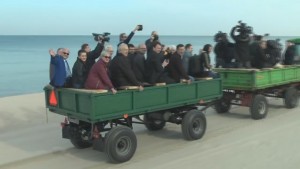 Prezes PiS Jarosław Kaczyński w Nowym Świecie wbił symboliczną pierwszą łopatę w miejscu budowy kanału. Przekop Mierzei Wiślanej rozpoczęty. [wideo, zdjęcia] 