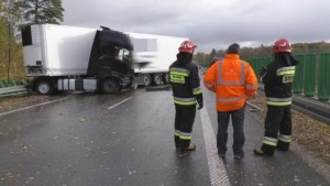 Zderzenie samochodu osobowego z tirem. Wypadek na S22.