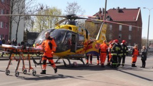 Lądowanie śmigłowca na Alei Rodła. 70- latek poważnie ranny w wyniku zderzenia skutera z osobówką. 