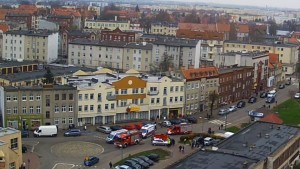 Na wstecznym przejechała kobietę na Sienkiewicza w Malborku. Materiał wideo ku przestrodze.