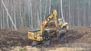 Przekop Mierzei Wiślanej. Ciężki sprzęt pracuje na terenie budowy.