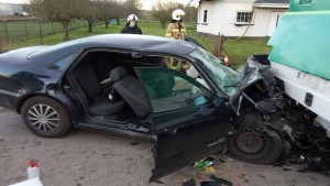 Pijana uderzyła osobówką w autobus. Pasażerkę zabrało LPR.