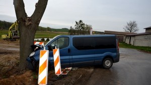 Jedna osoba trafiła do szpitala po zderzeniu auta z drzewem.