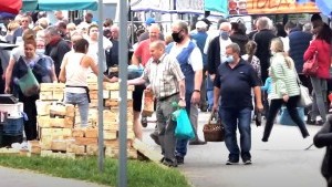 Miejskie targowisko pod czujnym okiem policjantów.