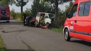 Miłoradz. Samochód czołowo uderzył w drzewo. Trwa akcja ratunkowa.