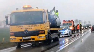 DK22. Mężczyzna trafił do szpitala po wypadku za Starym Polem. Zobacz wideo.