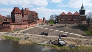 Malbork. Bulwar i kamienice nad Nogatem. Zobacz najnowsze wideo z drona - kwiecień 2021 [wideo i foto]