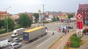 Malbork. Blisko tragedii na przejściu dla pieszych - kobieta dosłownie odbiła się od TIR-a.