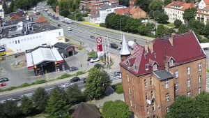 Malbork. Nie zaciągnął ręcznego? Auto stoczyło się prawie w dystrybutor stacji paliw w centrum miasta.