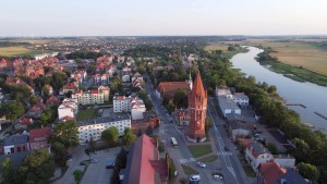 Wieża ciśnień przy Placu Słowiańskim w Malborku z lotu ptaka.