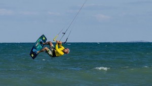 Krynica Morska. Trzy dni sportowych emocji - Puchar Polski i Mistrzostwa Polski w kitesurfingu i wing foilu. Zobacz na żywo 