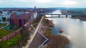 Malbork. Budowa bulwaru i kamienic nad Nogatem. Zobacz najnowsze nagranie z drona - listopad 2021 [wideo i foto]