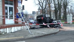 Braniewo. Osobówka roztrzaskała się o schody budynku. Nieprzytomny kierowca w szpitalu [wideo].