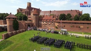 Malbork. Uroczysty apel żołnierzy 22. Bazy Lotnictwa Taktycznego z okazji 70-lecia lotnictwa wojskowego. Zobacz wideo z drona TvMalbork