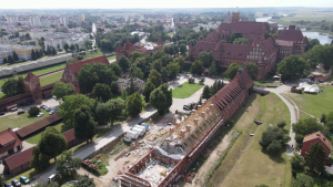 Przedzamcze Zamku Malbork: Przebudowa zabytkowych budynków gospodarczych - sierpień 2022