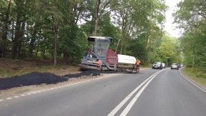 Krynica Morska. Naprawa nowej nawierzchni na zakrętach drogi wojewódzkiej nr 501.