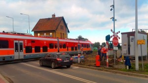 Malbork. Montują rogatki i sygnalizację świetlną na przejeździe kolejowym w ciągu ulicy de Gaulle'a