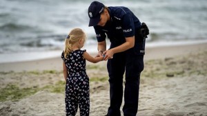 Nie pozwól mi się zgubić – jak nie dopuścić do zaginięcia dziecka na plaży. Zobacz  wideo.