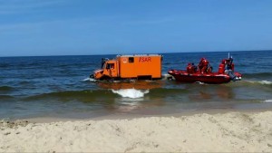 Krynica Morska. 13-latek tonął przy niestrzeżonej plaży – LPR przetransportowało dziecko do szpitala.