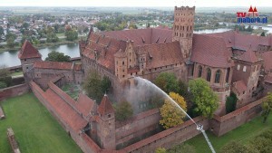 Malbork. Ewakuacja, pożar i działania ratownicze na zamku – ćwiczenia służb ratowniczych. Zobacz wideo z drona