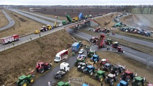 Rolnicy z Żuław blokują drogę ekspresową S7 w Kmiecinie. Zobacz wideo i fotorelację z drona - 20.02.2024