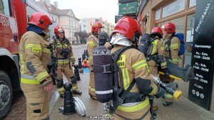 Malbork. Pożar i podejrzenie zagrożenia terrorystycznego w centrum handlowym – wspólne ćwiczenia strażaków i policjantów. Wideo i zdjęcia