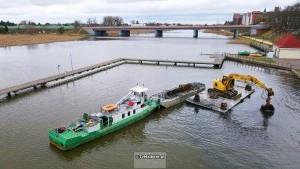 Malbork. Trwa oczyszczanie dna Nogatu na kąpielisku miejskim z Budżetu Obywatelskiego. Zobacz foto i wideo z drona TvMalbork