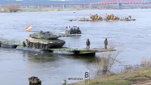 Ćwiczenia Dragon 24 - Żołnierze przeprawiają się przez Wisłę. NATO ćwiczy scenariusze na wypadek wojny.