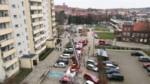 Malbork. Pożar na 10. piętrze i ewakuacja poszkodowanego z budynku przy ul. Jagiellońskiej – ćwiczenia strażaków. Wideo i zdjęcia 