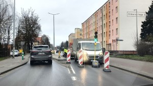 Trwają naprawy gwarancyjne ulicy Sikorskiego w Malborku – chwilowe utrudnienia w ruchu. Wideo