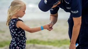 Nie pozwól mi się zgubić – wakacyjna akcja policji ostrzega przed zaginięciami dzieci na plaży.
