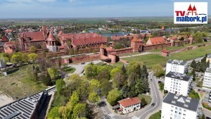 Malbork świętuje 740. lat praw miejskich! Piknik Urodzinowy pełen radości, muzyki i gigantycznego tortu. Wideo i foto relacja.
