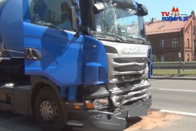 Scania wjechała w Renault przewożące paliwo płynne w centrum miasta