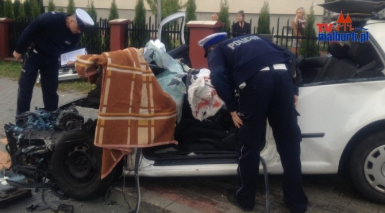 Sztum: Zderzenie autobusu z autem. 22 letni kierowca żyje - AKTUALIZACJA&#8230;