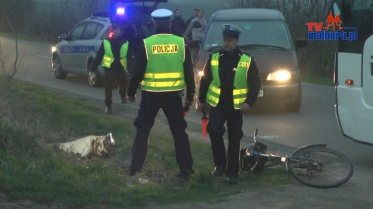 DĄBRÓWKA MALBORSKA: ZGINĄŁ 16 LATEK. WJECHAŁ WPROST POD JADĄCY AUTOBUS&#8230;