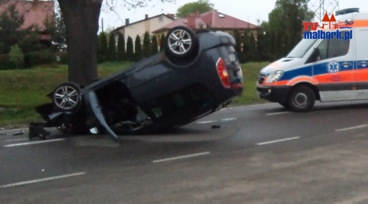 Malbork: Dachowanie na Wielbarku. Kierowca zasnął za kierownicą - 11.05.2013