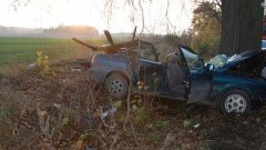  STRACIŁA PANOWANIE NAD POJAZDEM I UDERZYŁA W DRZEWO. KWIDZYŃSCY POLICJANCI POMAGALI OFIAROM WYPADKU - 22.10.2013